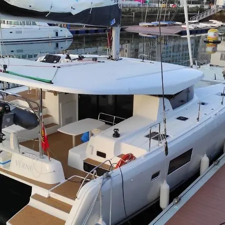 Botel Catamaran Lagoon 42 Vigo