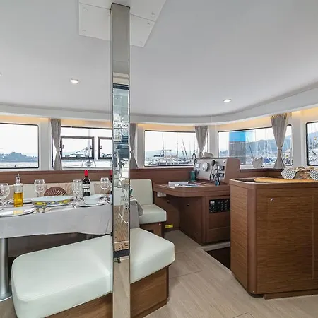 Catamaran Lagoon 42 * Vigo