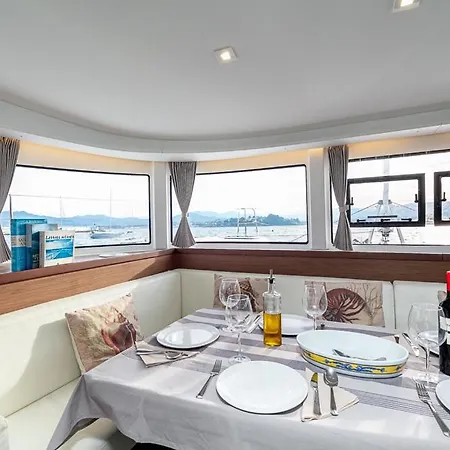 Catamaran Lagoon 42 Botel *