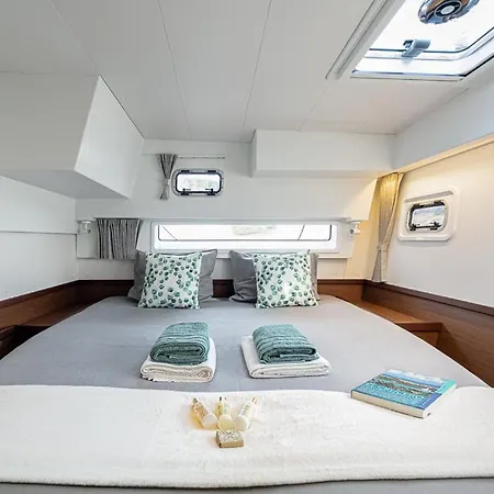 Catamaran Lagoon 42 Botel *