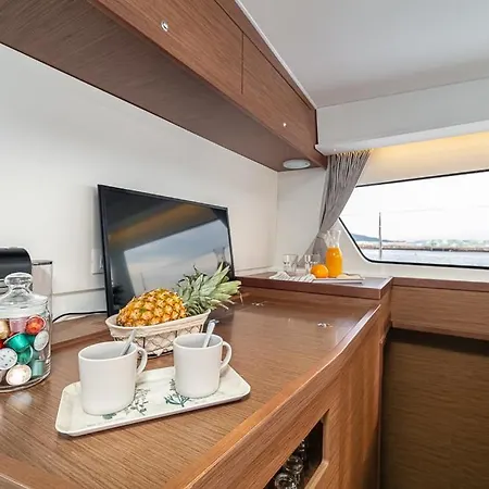 Botel Catamaran Lagoon 42 Vigo