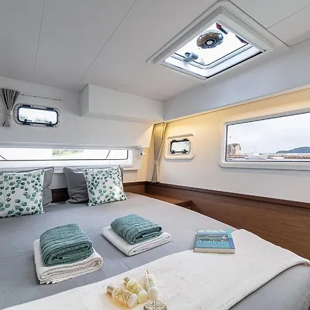Catamaran Lagoon 42 *