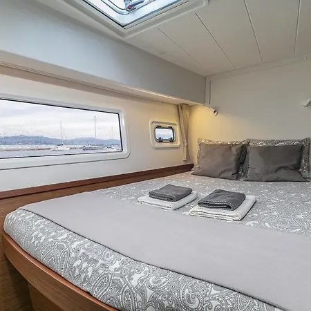 Catamaran Lagoon 42 Botel *