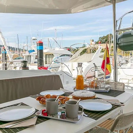 Botel Catamaran Lagoon 42 *